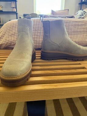 Timberland Women's Light Gray Suede Chelsea Lug Boot